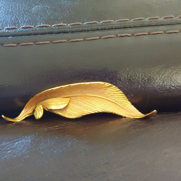 Vintage Giovanni gold tone etched leaf brooch - Picture 3 of 7
